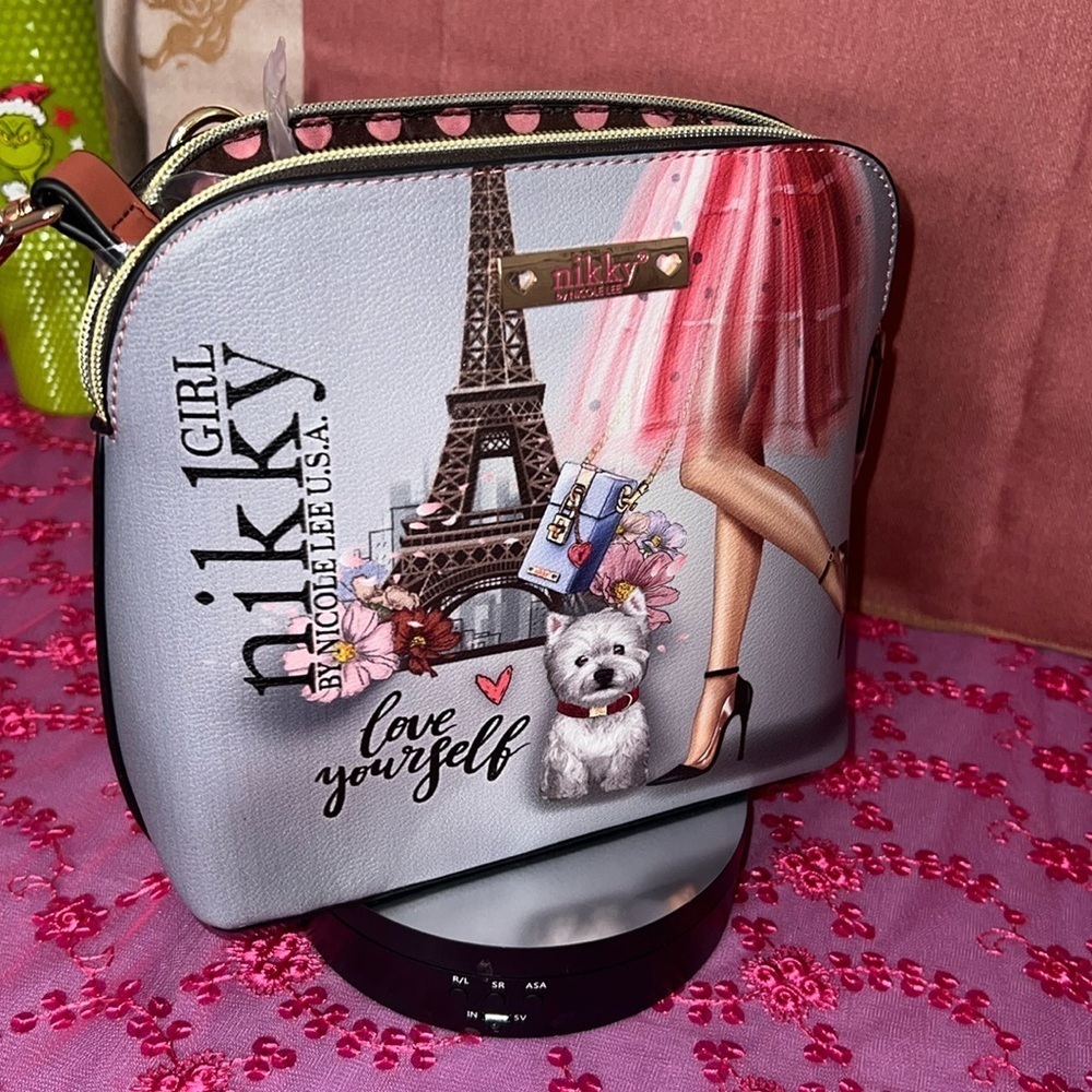 NWT Nicole Lee Nikky
Shoulder Strap included
Pretty combination of colors 🎀